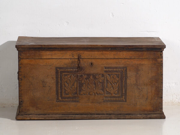 Antiguo arcón con motivos florales grabados (c.1850) #14