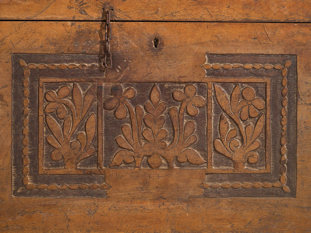 Antiguo arcón con motivos florales grabados (c.1850) #14
