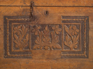 Antiguo arcón con motivos florales grabados (c.1850) #14