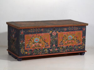 Baúl antiguo con motivos florales (c.1870) #67