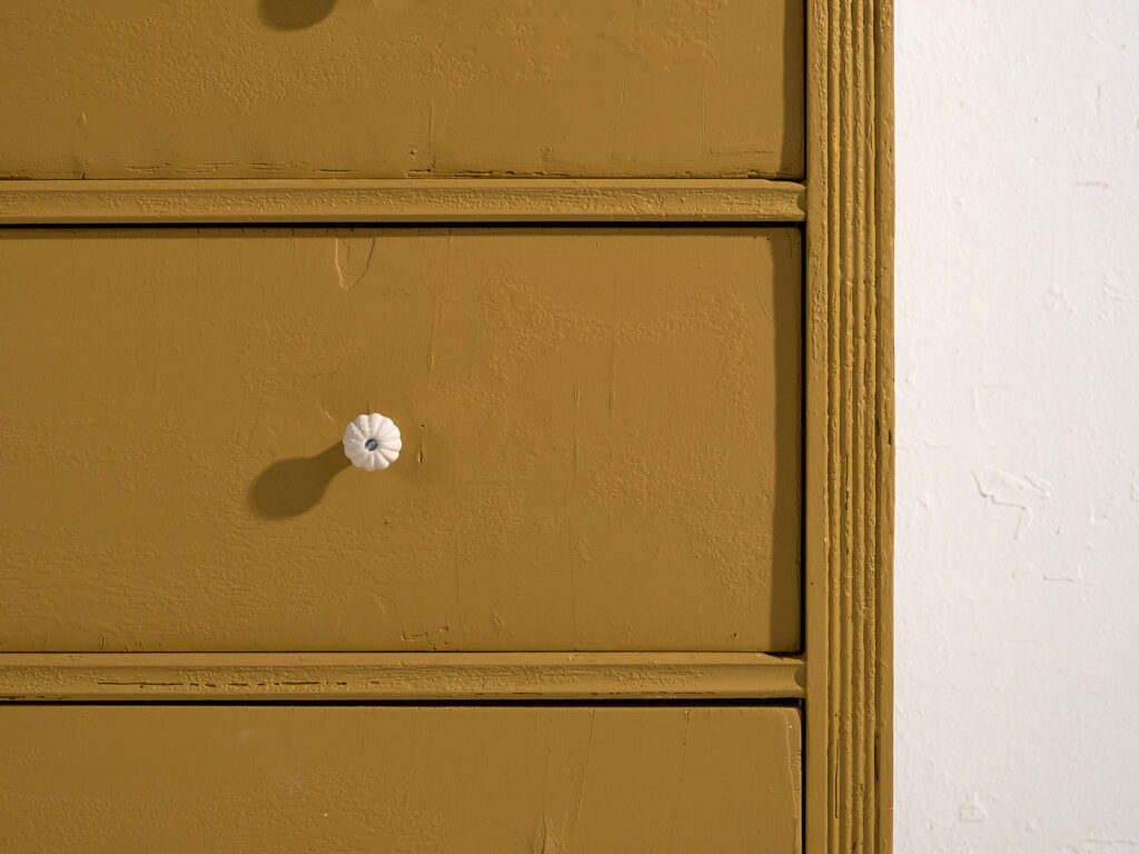 Cómoda grande antigua de color mostaza (c.1920) #78