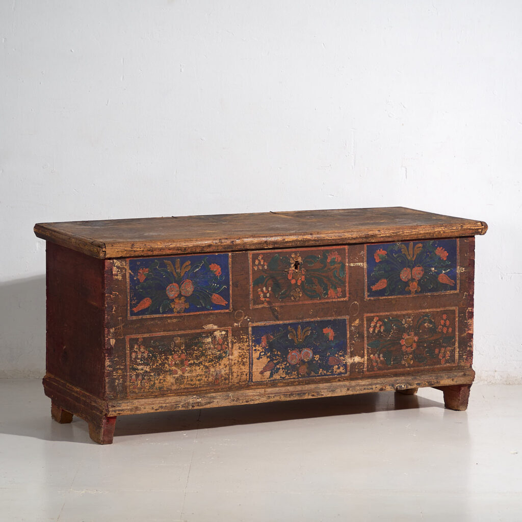 Arcón antiguo de madera con paneles florales azulados (Año 1905) #99