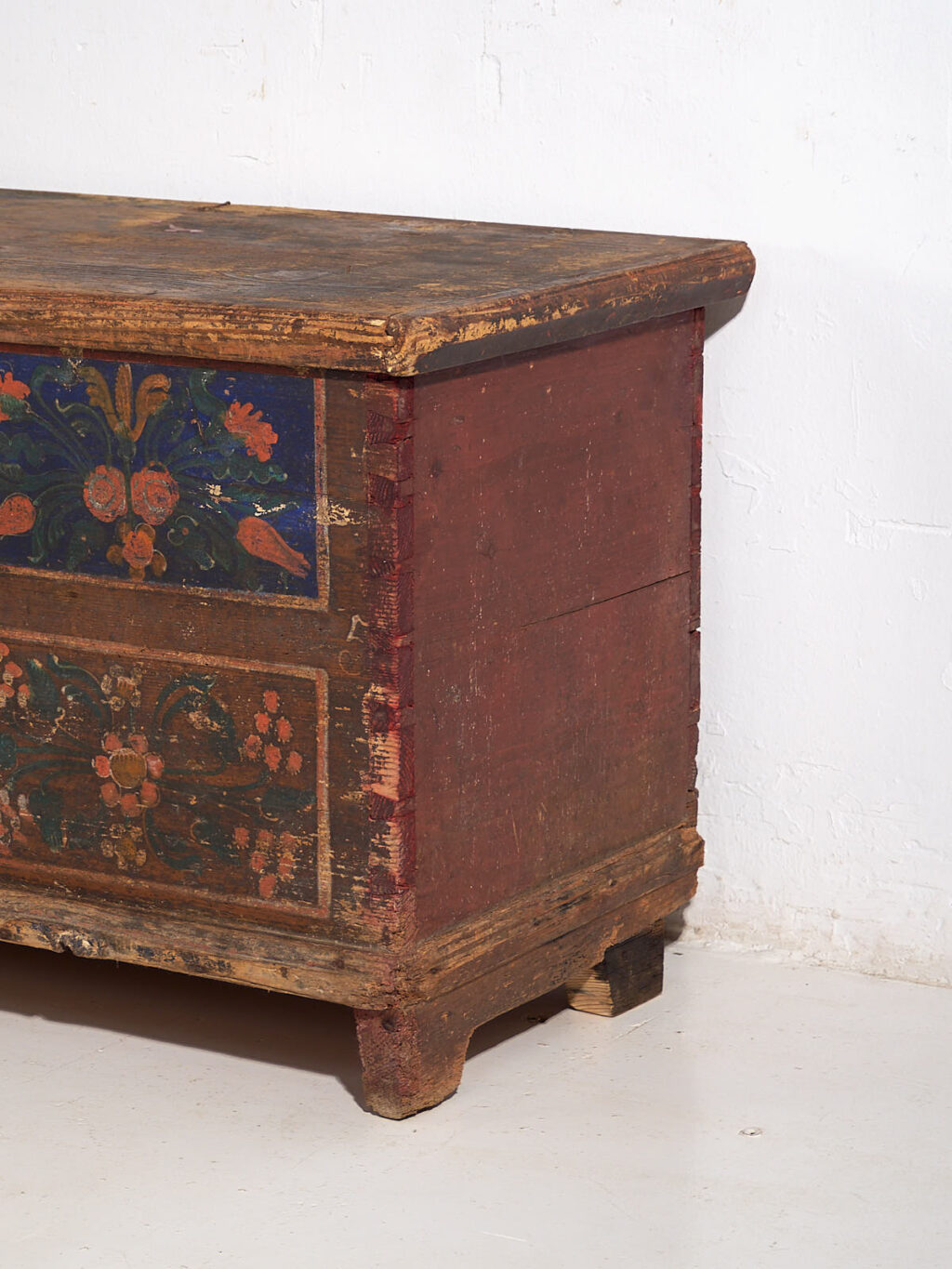 Arcón antiguo de madera con paneles florales azulados (Año 1905) #99