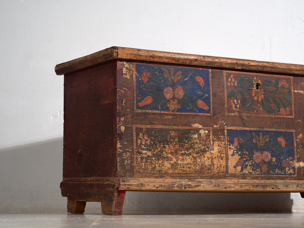 Arcón antiguo de madera con paneles florales azulados (Año 1905) #99