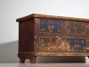 Arcón antiguo de madera con paneles florales azulados (Año 1905) #99