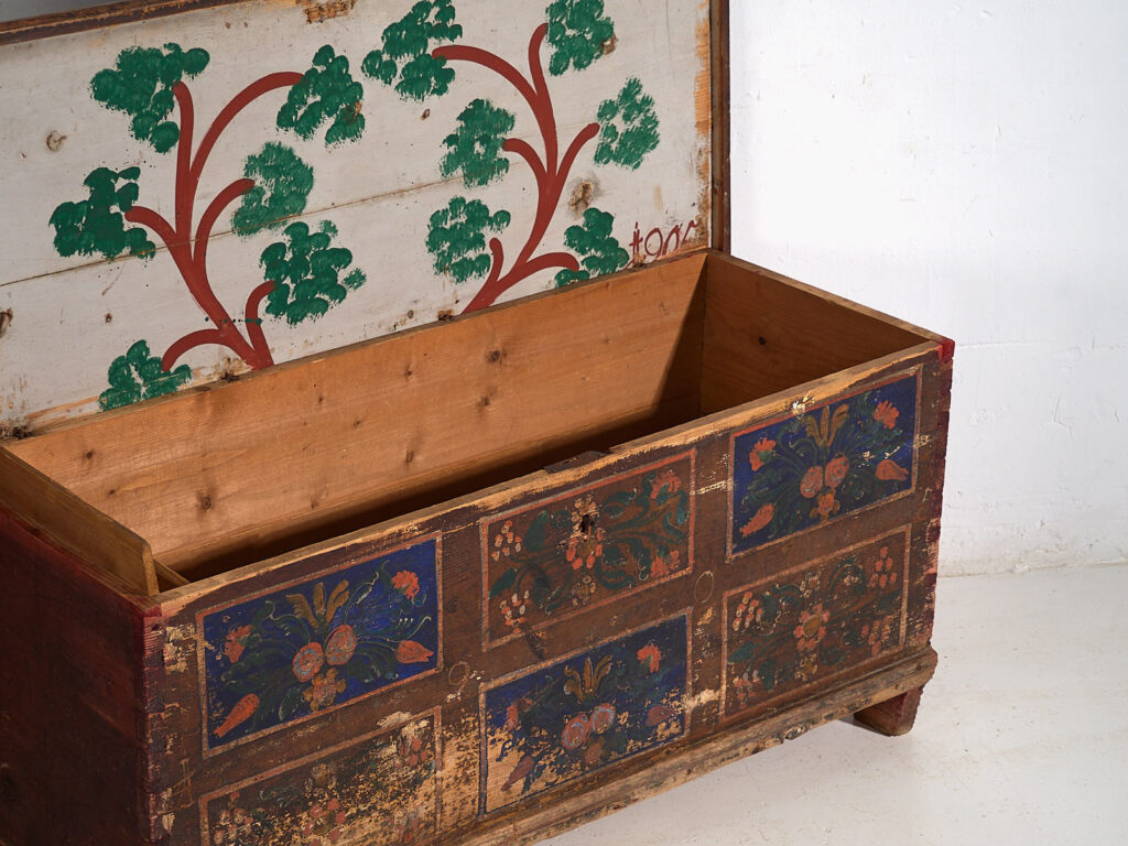 Arcón antiguo de madera con paneles florales azulados (Año 1905) #99