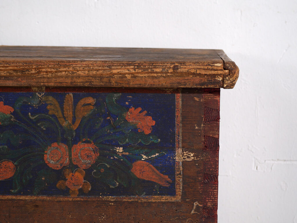 Arcón antiguo de madera con paneles florales azulados (Año 1905) #99