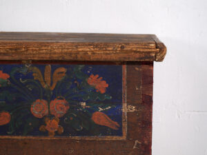 Arcón antiguo de madera con paneles florales azulados (Año 1905) #99