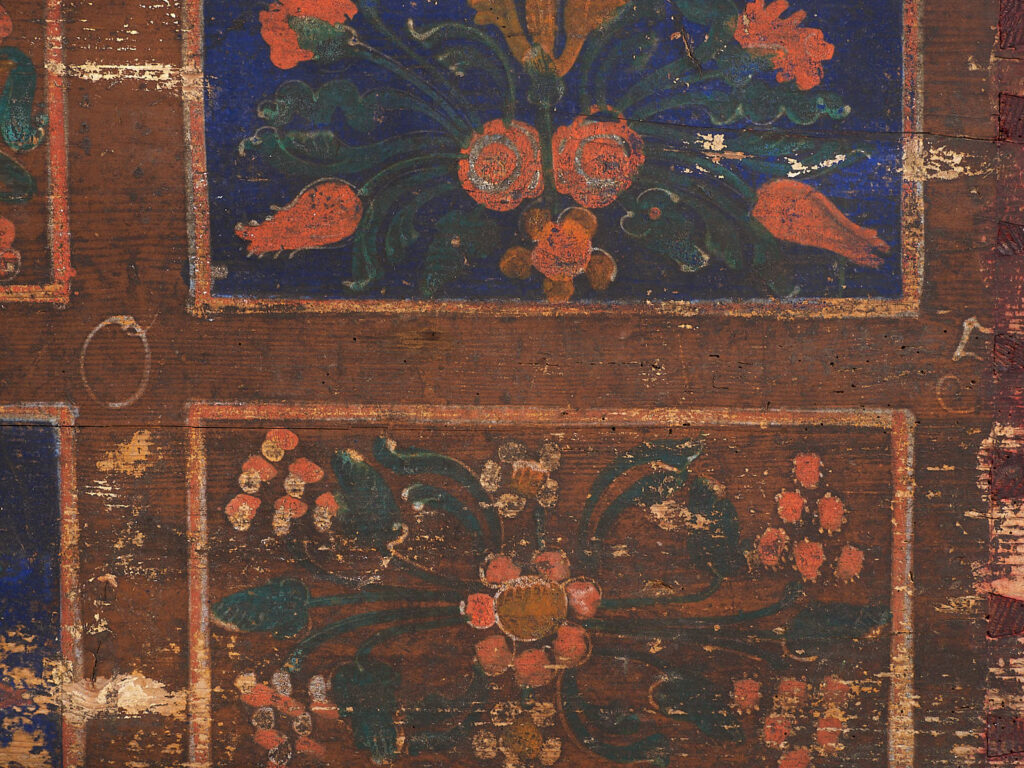 Arcón antiguo de madera con paneles florales azulados (Año 1905) #99