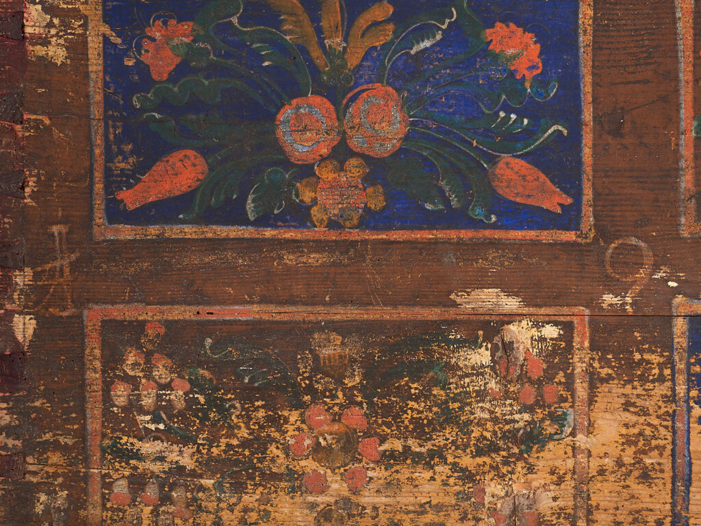 Arcón antiguo de madera con paneles florales azulados (Año 1905) #99