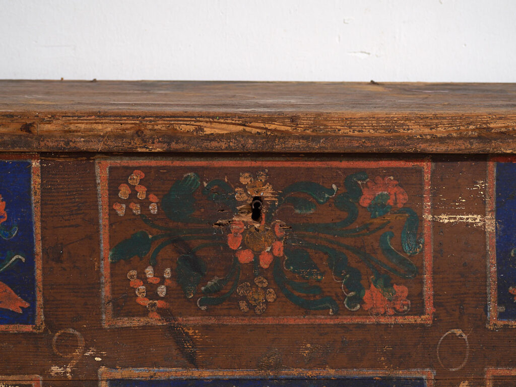 Arcón antiguo de madera con paneles florales azulados (Año 1905) #99