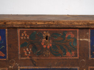 Arcón antiguo de madera con paneles florales azulados (Año 1905) #99