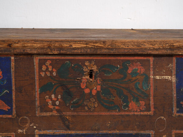 Arcón antiguo de madera con paneles florales azulados (Año 1905) #99