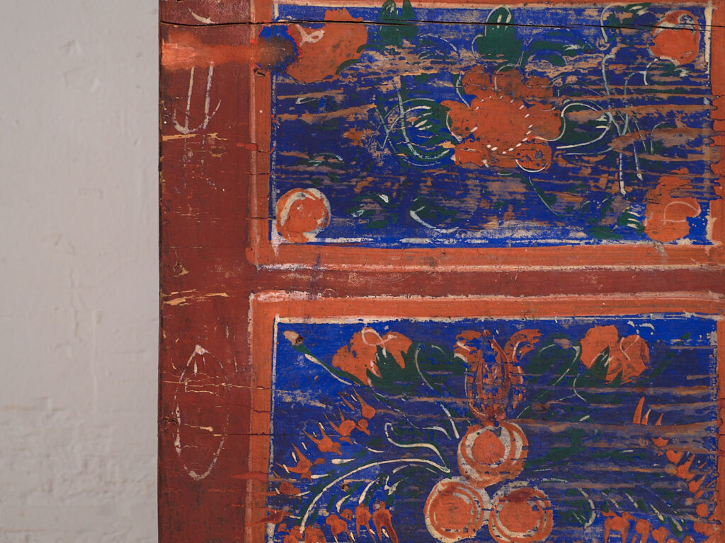 Coffre ancien peint à la main avec des motifs floraux (Année 1907) #100