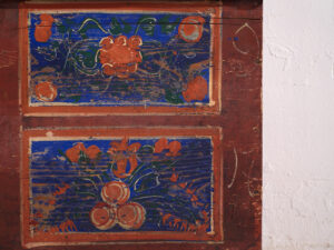 Coffre ancien peint à la main avec des motifs floraux (Année 1907) #100