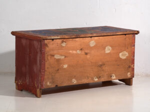 Coffre ancien peint à la main avec des motifs floraux (Année 1907) #100