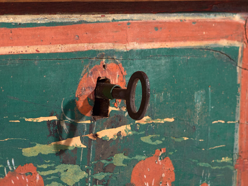 Coffre ancien peint à la main avec des motifs floraux (Année 1907) #100