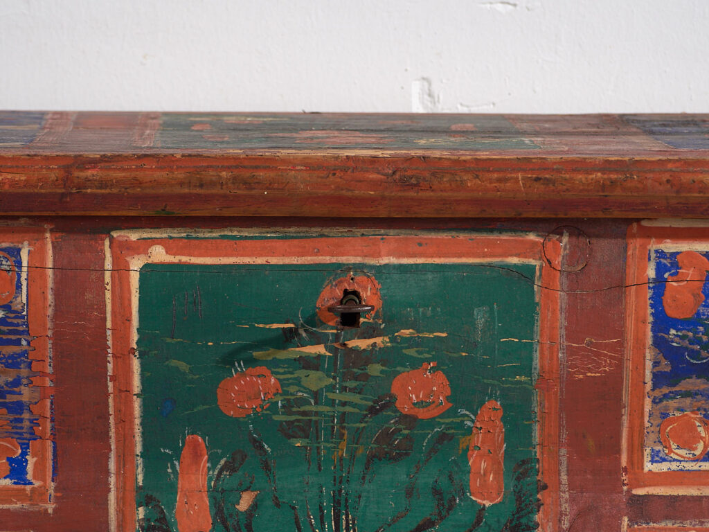 Coffre ancien peint à la main avec des motifs floraux (Année 1907) #100