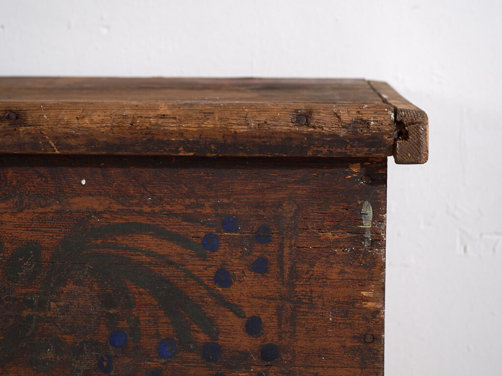 Arcón antiguo de estilo arte popular (c.1920) #101