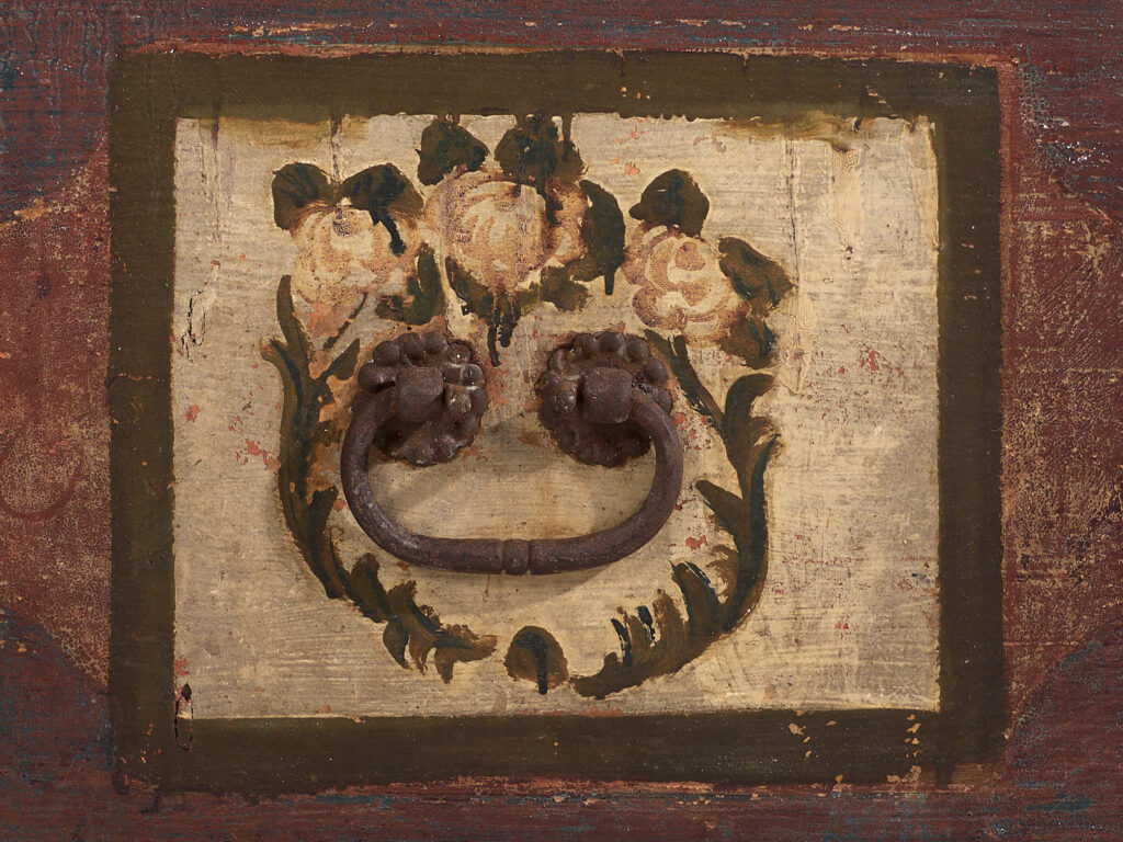 Baúl antiguo de color rojo con decoración floral (c.1920) #106