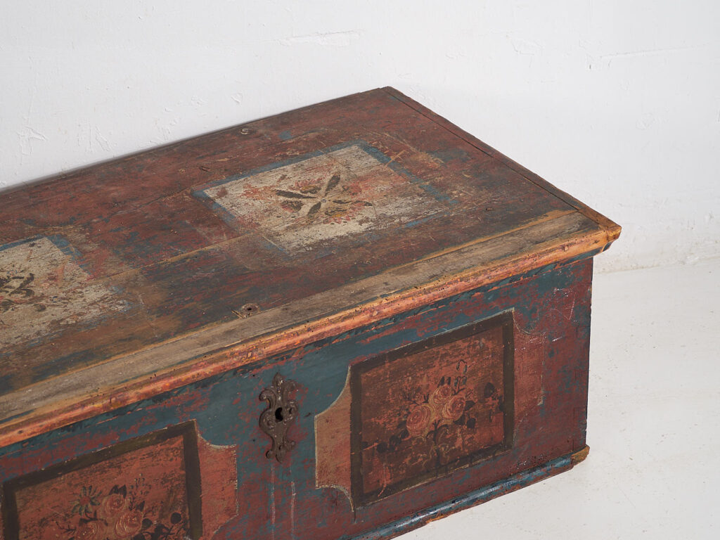 Baúl antiguo de color rojo con decoración floral (c.1920) #106