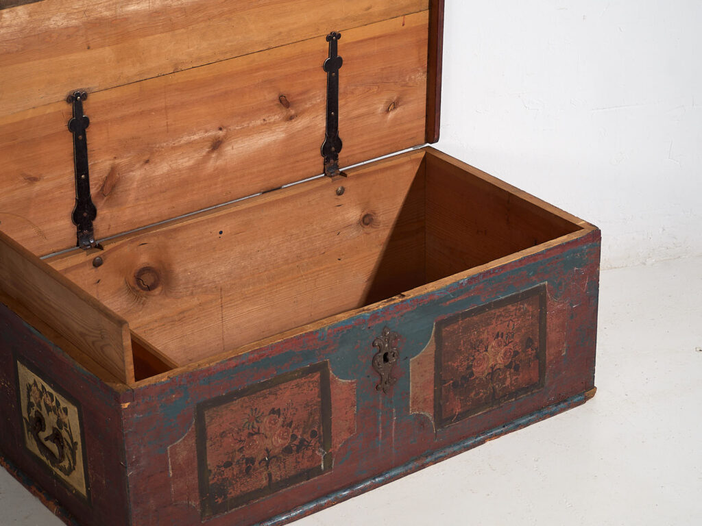 Baúl antiguo de color rojo con decoración floral (c.1920) #106