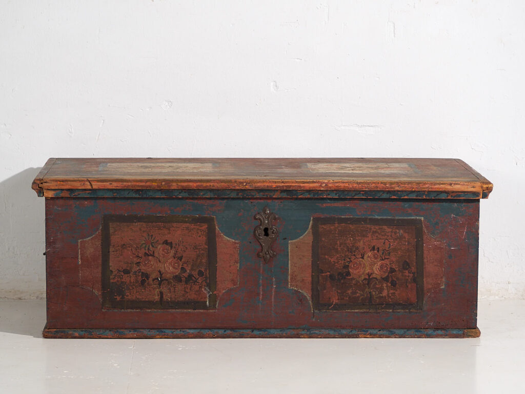 Baúl antiguo de color rojo con decoración floral (c.1920) #106