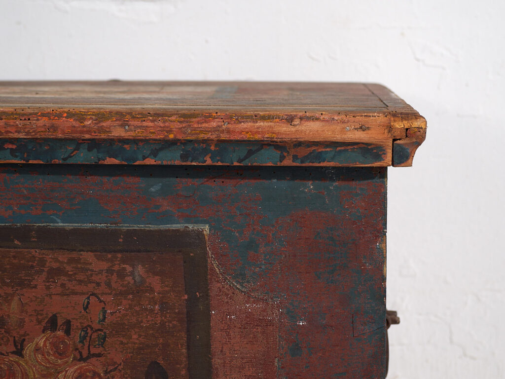 Baúl antiguo de color rojo con decoración floral (c.1920) #106