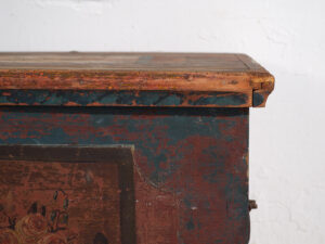 Baúl antiguo de color rojo con decoración floral (c.1920) #106