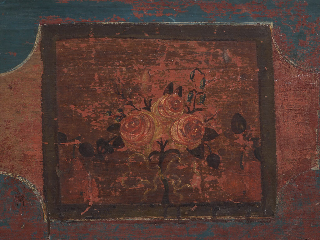 Baúl antiguo de color rojo con decoración floral (c.1920) #106