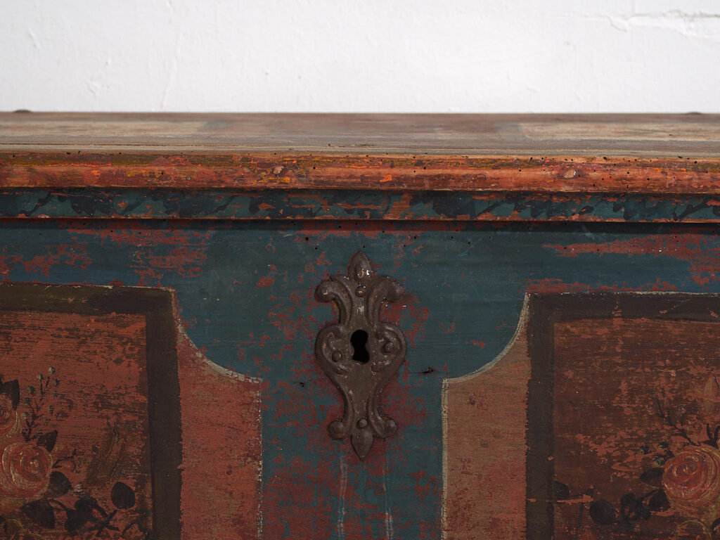 Baúl antiguo de color rojo con decoración floral (c.1920) #106