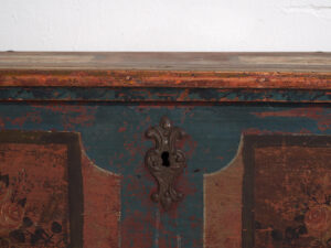 Baúl antiguo de color rojo con decoración floral (c.1920) #106