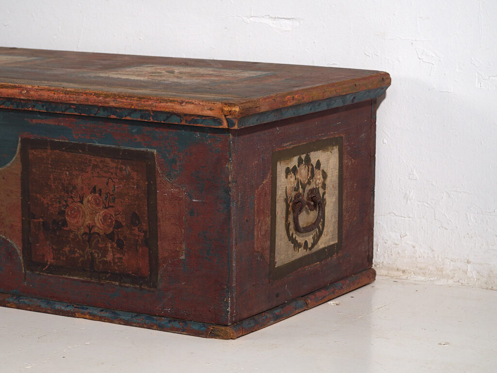 Baúl antiguo de color rojo con decoración floral (c.1920) #106