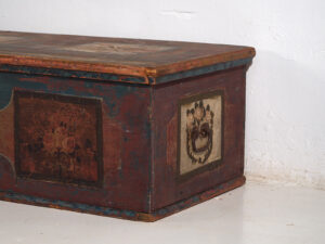 Baúl antiguo de color rojo con decoración floral (c.1920) #106