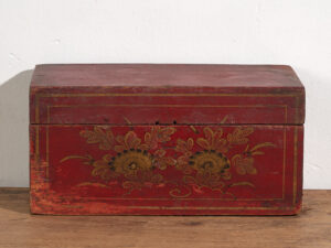 Cofre rojo antiguo con detalles florales (c.1900) #44