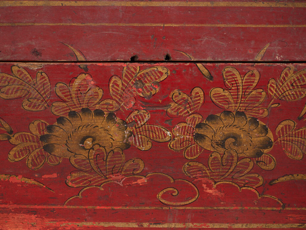 Cofre rojo antiguo con detalles florales (c.1900) #44