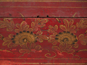 Cofre rojo antiguo con detalles florales (c.1900) #44