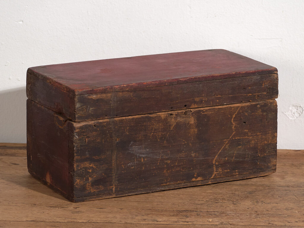 Cofre rojo antiguo con detalles florales (c.1900) #44