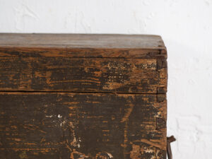 Coffre ancien à patine foncée (Année 1906) #5
