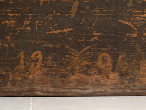 Coffre ancien à patine foncée (Année 1906) #5