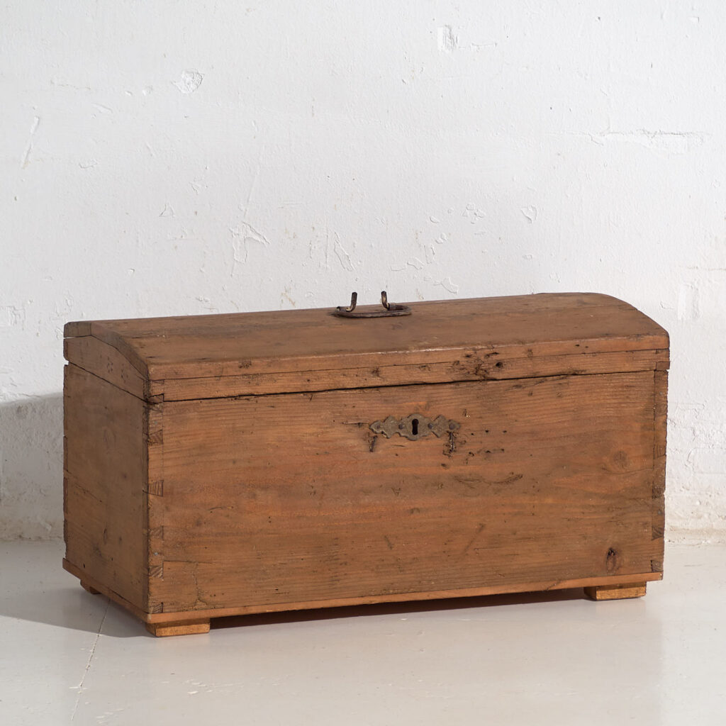 Antiguo cofre de madera maciza (c.1900) #81