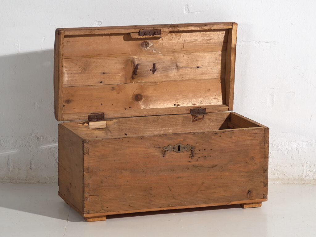 Antiguo cofre de madera maciza (c.1900) #81