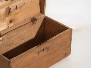 Antiguo cofre de madera maciza (c.1900) #81