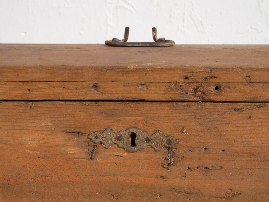 Antiguo cofre de madera maciza (c.1900) #81
