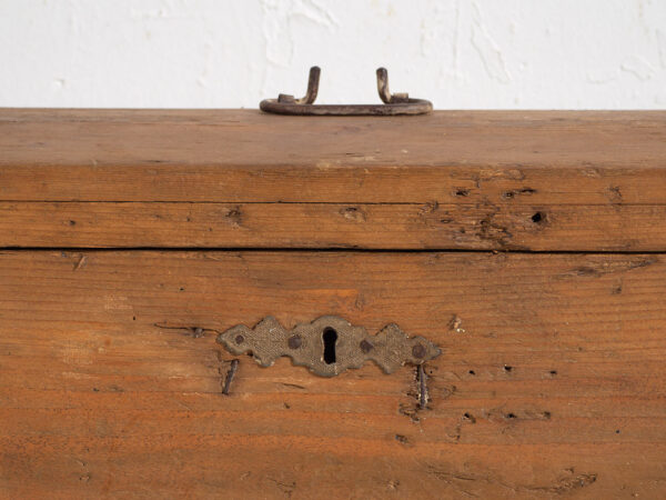 Antiguo cofre de madera maciza (c.1900) #81