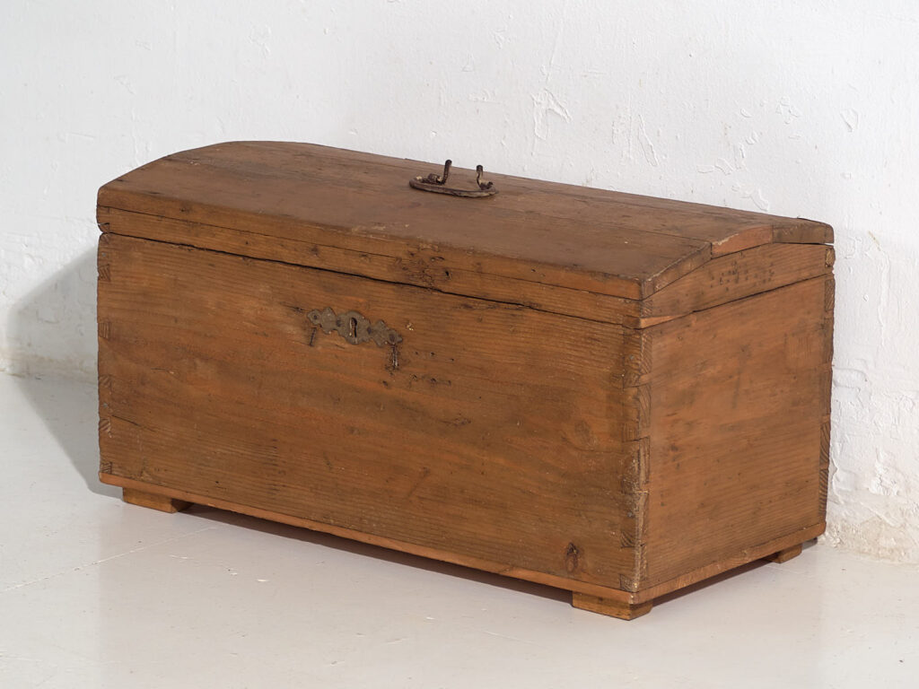 Antiguo cofre de madera maciza (c.1900) #81