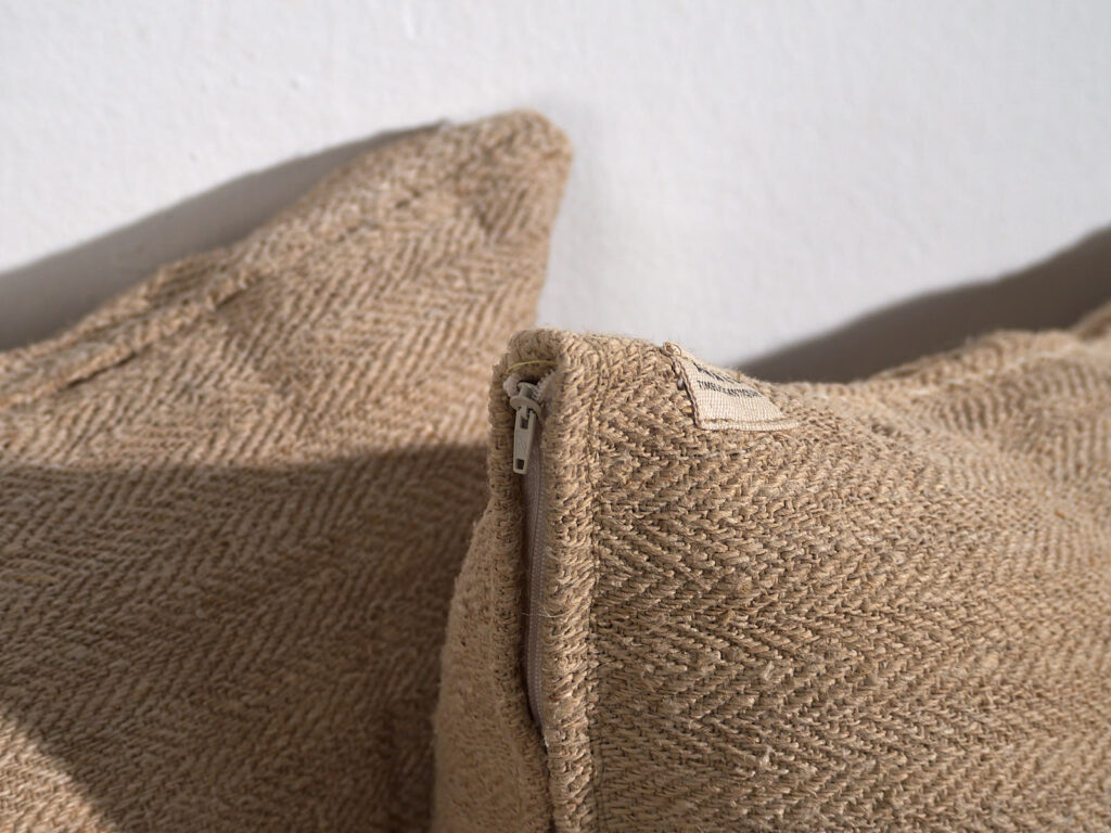 Antiguos cojines de lino con rayas oscuras #5