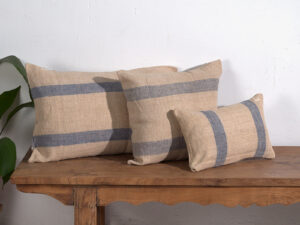 Antiguo cojín de lino con franjas azules #1