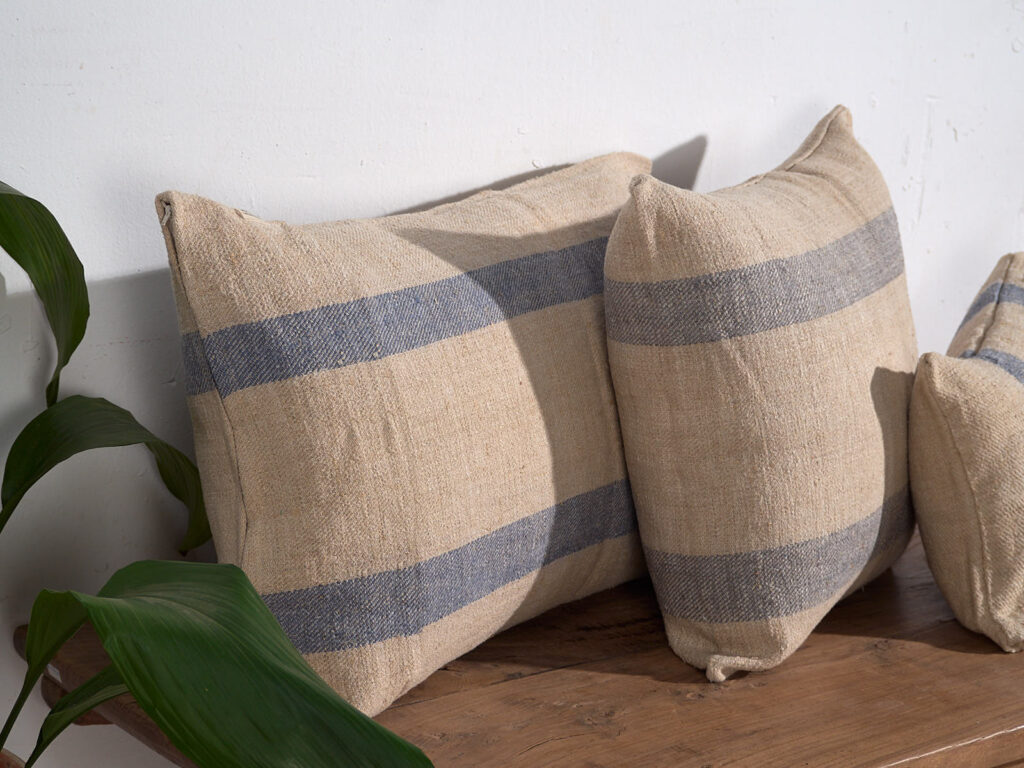 Antiguo cojín de lino con franjas azules #1