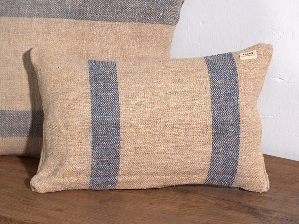 Antiguo cojín de lino con franjas azules #1